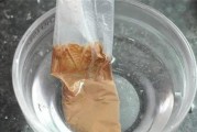蜘蛛饲养箱中的水碗（蜘蛛饲养箱中放置水碗的意义及注意事项）